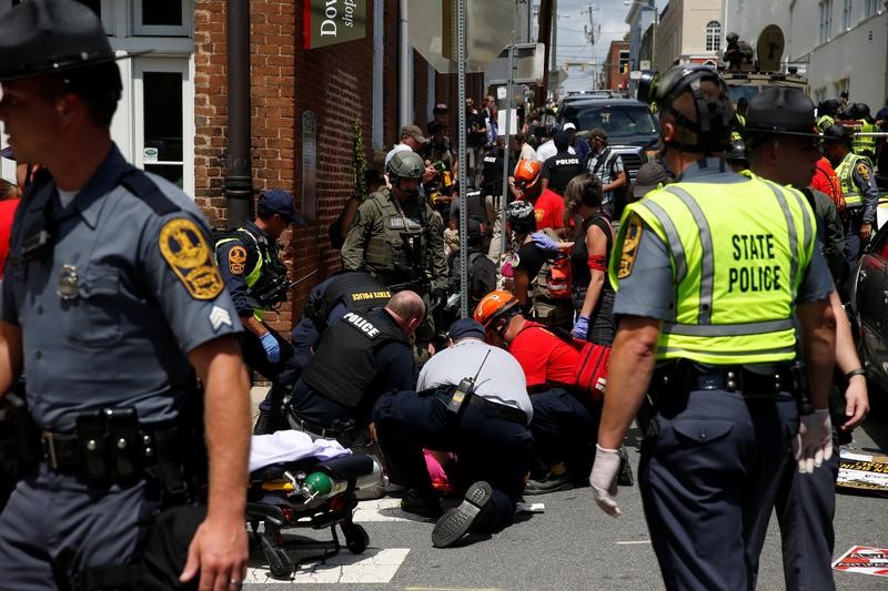 © Reuters. شهود: مركبة تصدم حشدا بولاية فرجينيا الأمريكية ووقوع إصابات