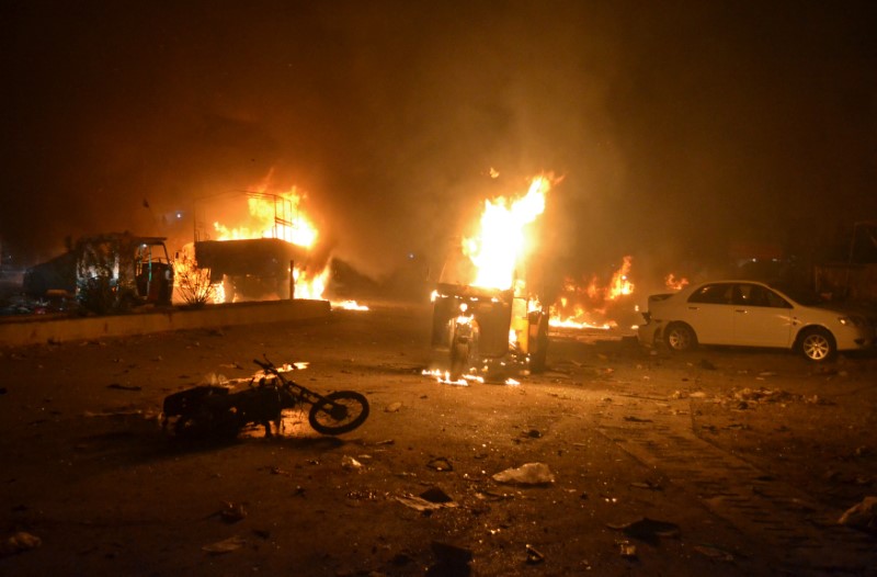 © Reuters. Vehicles are seen burning after a bomb blast in Quetta,