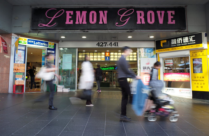 © Reuters. Shoppers walk past the entrance to the Lemon Grove shopping mall in Sydney