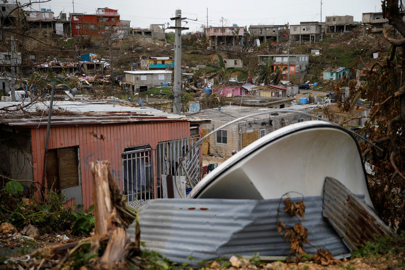 © Reuters. Damaged houses are seen after the area was hit by Hurricane Maria in Canovanas