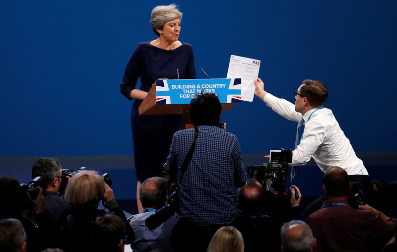 © Reuters. Comediante entrega formulário de demissão à primeira-ministra britânica, Theresa May, durante discurso, em Manchester