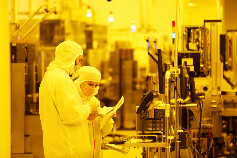 © Reuters. Technicians work at Israeli chipmaker TowerJazz's plant in Migdal HaEmek