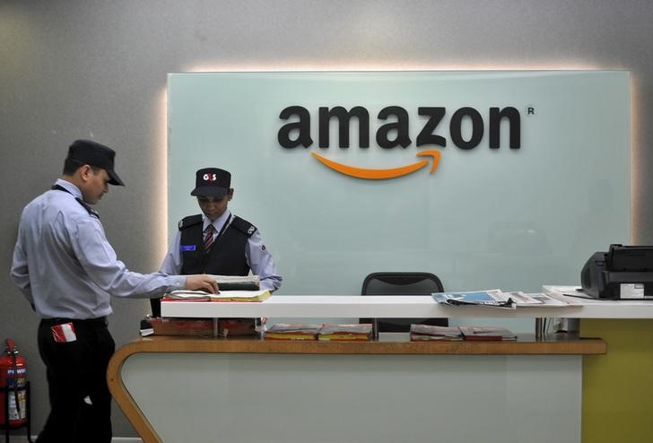 © Reuters. Seguranças em escritório da Amazon em Bangalore, Índia