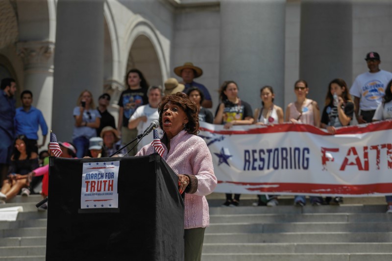 © Reuters. Congresswoman Maxine Waters addresses people as they take part in a "March for Truth" protest to demand an investigation into Russian interference in the U.S. election, in Los Angeles