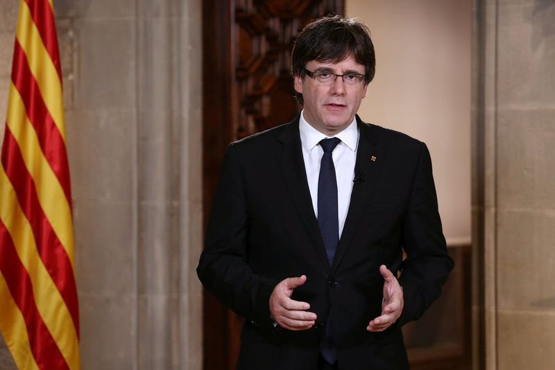 © Reuters. Catalan Regional President Puigdemont makes an statement at Generalitat Palace in Barcelona