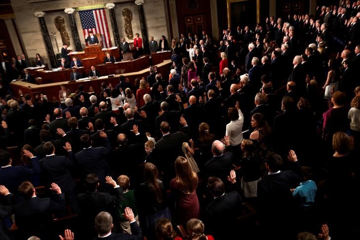 © Reuters. Members of the U.S. House of Representatives are sworn in on the House floor on the first day of the new session of Congress in Washington