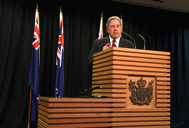 © Reuters. FILE PHOTO - Winston Peters, leader of the New Zealand First Party, speaks during a media conference in Wellington