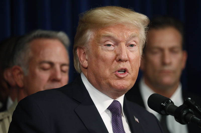 © Reuters. U.S. President Trump speaks with police in Las Vegas, Nevada