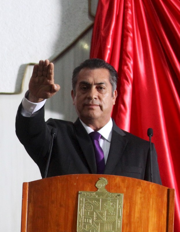 © Reuters. Jaime Rodriguez takes the oath during his swearing-in ceremony as the new governor of the Nuevo Leon state