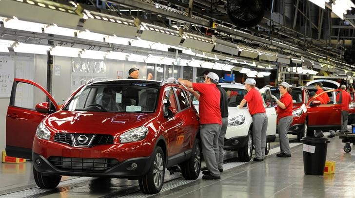 © Reuters. FILE PHOTO - A worker is seen completing final checks on the production line at Nissan car plant in Sunderland