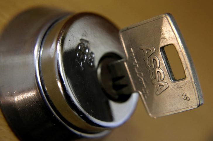 © Reuters. FILE PHOTO - An Assa Abloy lock and key are displayed in a shop in Riga