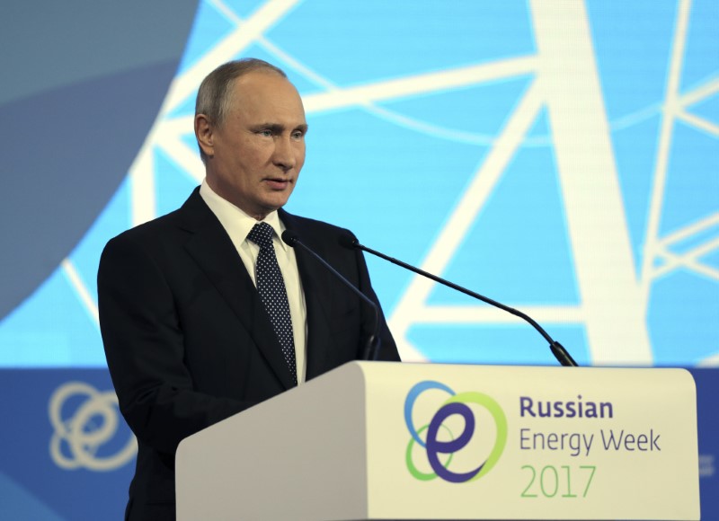 © Reuters. Putin dice que acuerdo recorte de producción de petróleo podría extenderse hasta fines de 2018