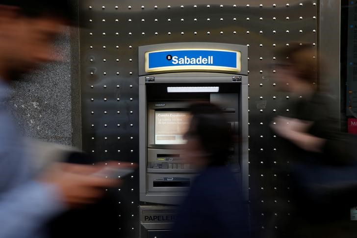 © Reuters. Consejo de Sabadell estudiará el jueves trasladar su sede fuera de Cataluña- fuente