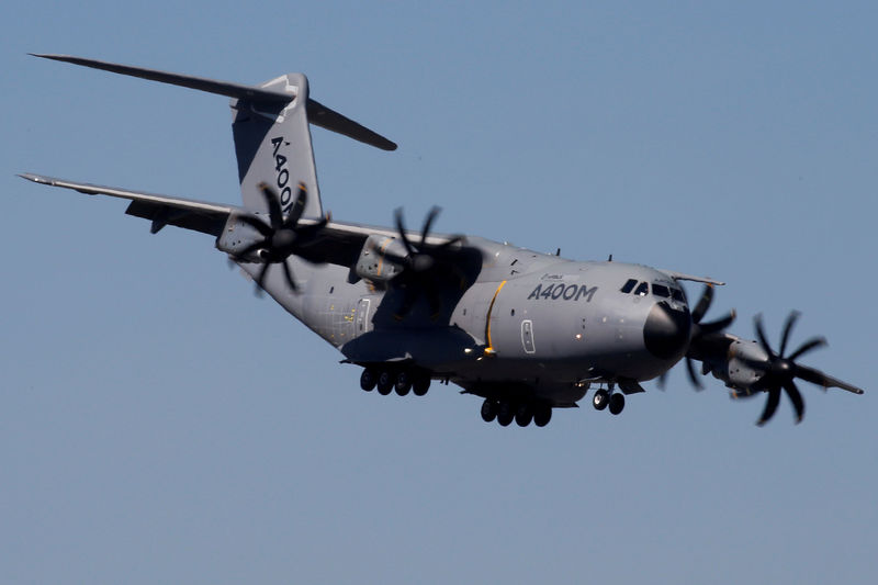 © Reuters. FILE PHOTO: An Airbus A400M aircraft flies during a display on the first day of the 52nd Paris Air Show at Le Bourget airport near Paris