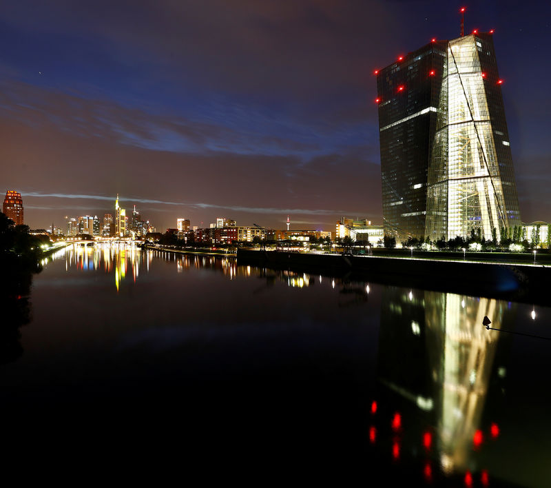 © Reuters. The skyline with its characteristic banking towers is reflected in river Main in Frankfurt
