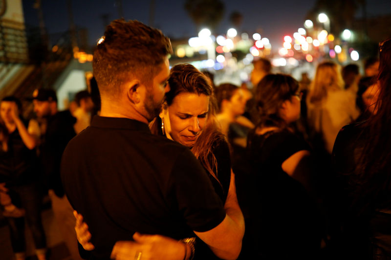 © Reuters. Casal se abraça durante homenagem à vítimas de massacre em Las Vegas, na Califórnia