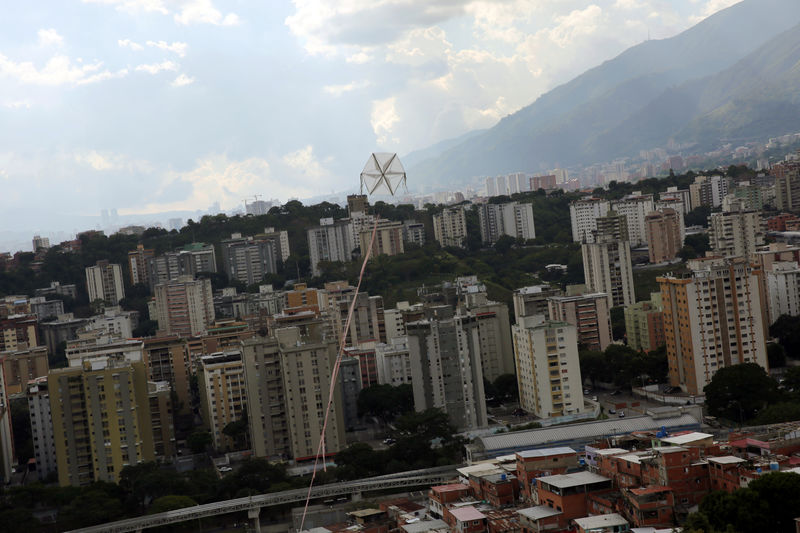 © Reuters. A kite flies over houses at Petare slum in Caracas