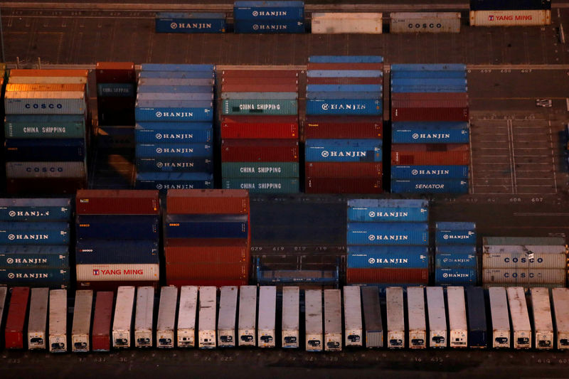 © Reuters. FILE PHOTO: Shipping containers are seen at the Port of Long Beach