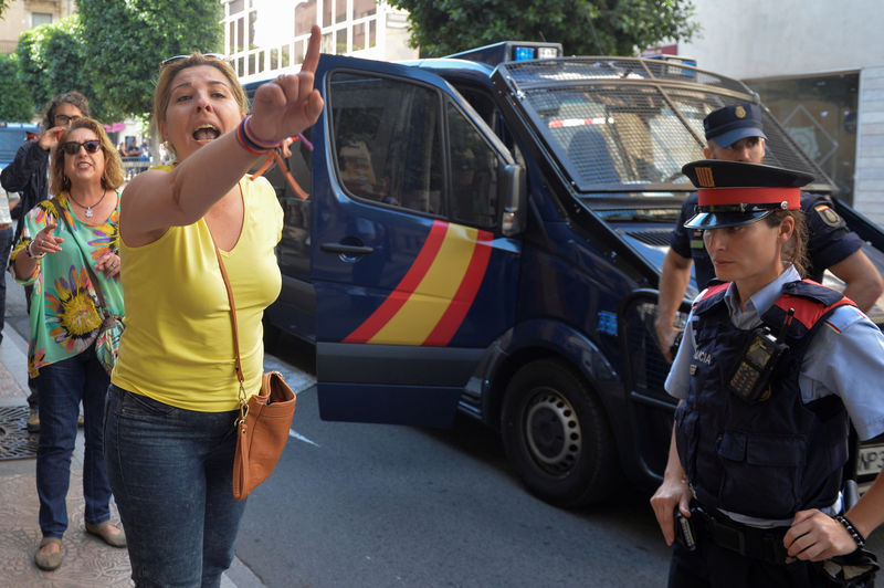 © Reuters. A woman reacts as National Police officers leave their hotel in Reus
