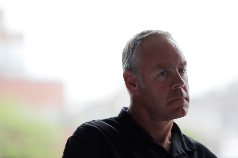 © Reuters. U.S. Interior Secretary Ryan Zinke listens to a presentation about the merits of a monument offshore of Massachusetts in Boston