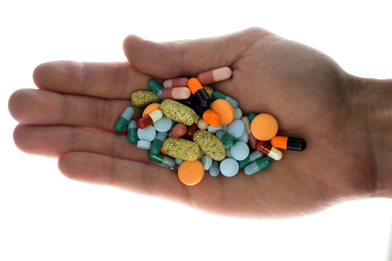 © Reuters. A person holds pharmaceutical tablets and capsules in illustration picture in Ljubljana