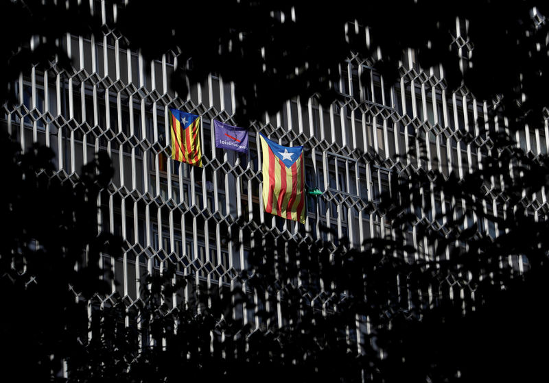 © Reuters. España prepara un decreto para facilitar el cambio de sede de empresas por Cataluña