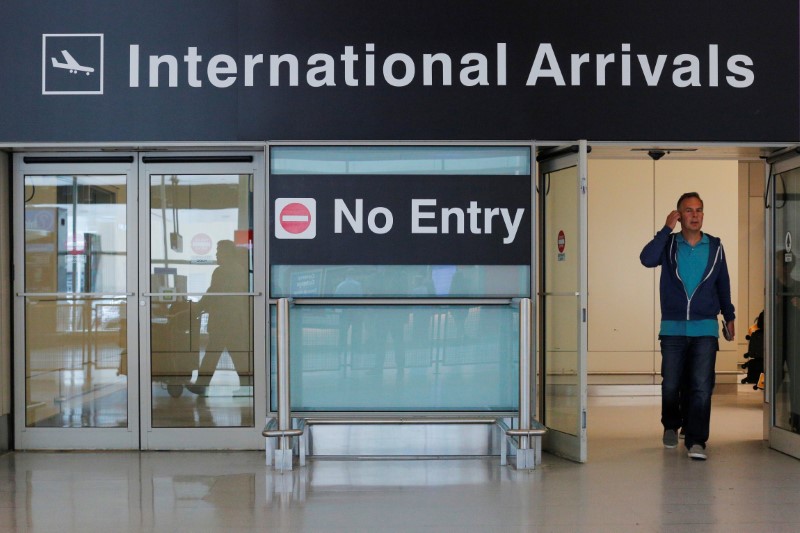 © Reuters. International travelers arrive on the day that U.S. President Donald Trump's limited travel ban, approved by the U.S. Supreme Court, goes into effect, at Logan Airport in Boston