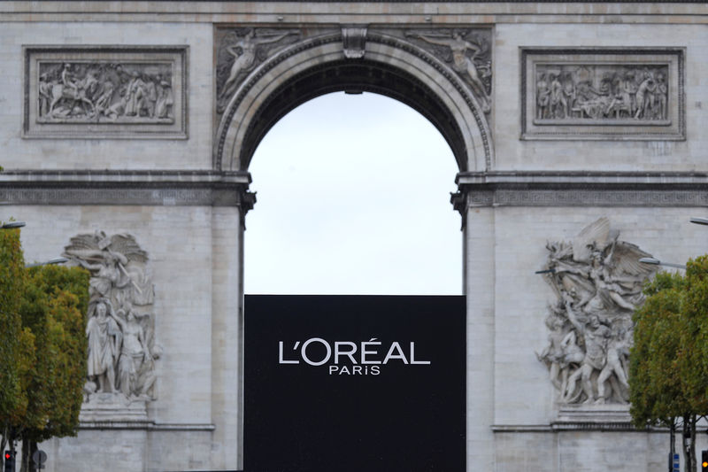 © Reuters. The logo of French cosmetics group L'Oreal is seen in front of the Arc de Triomphe during a public event in Paris