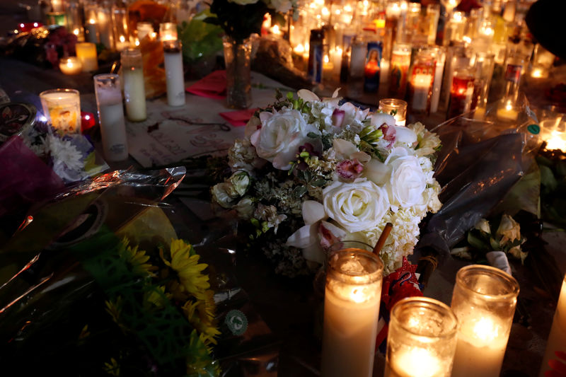 © Reuters. Flores e velas são colocados em memorial pelas vítimas de tiroteio em Las Vegas