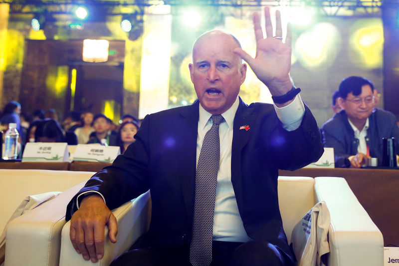 © Reuters. FILE PHOTO: California Governor Jerry Brown attends International Forum on Electric Vehicle Pilot Cities and Industrial Development in Beijing