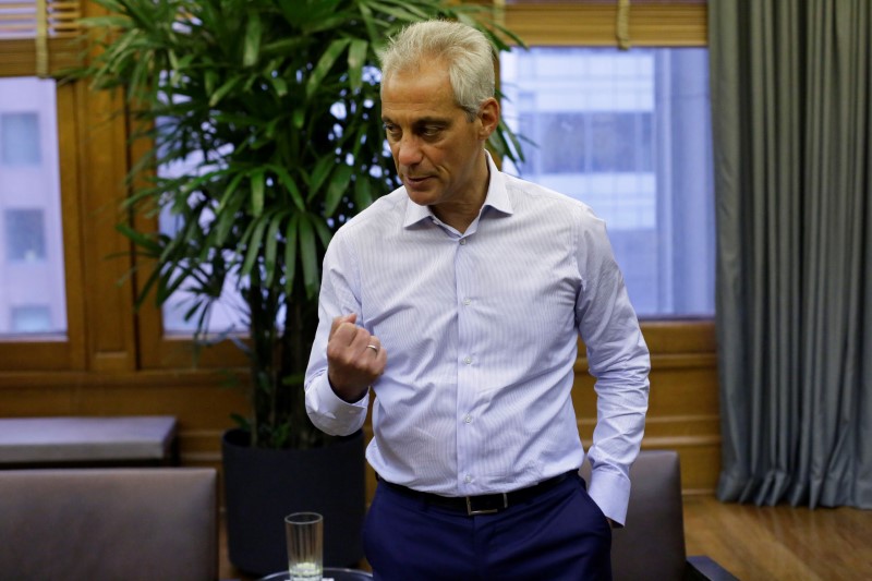 © Reuters. Chicago Mayor Rahm Emanuel speaks during an interview at City Hall in Chicago