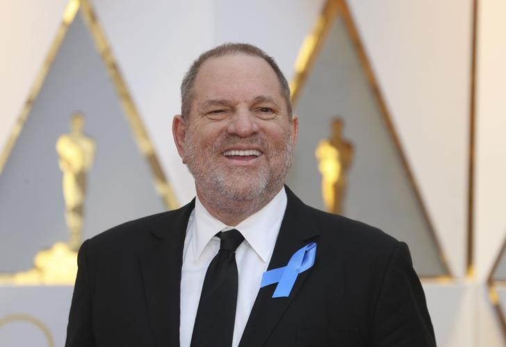 © Reuters. Produtor Harvey Weinstein chega à cerimônia do Oscar