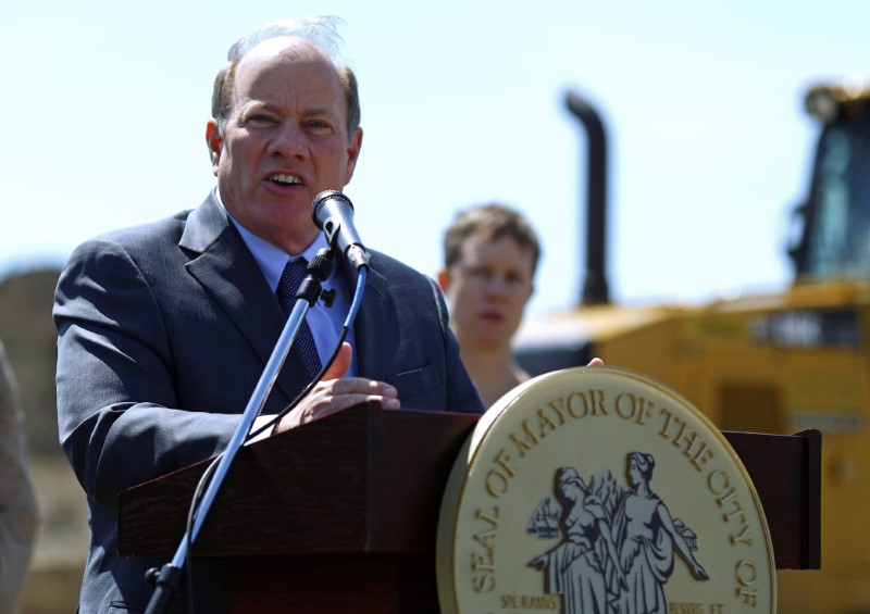 © Reuters. Detroit Mayor Duggan speaks during the groundbreaking ceremony for a Flex-N-Gate manufacturing facility in the I-94 Industrial Park in Detroit