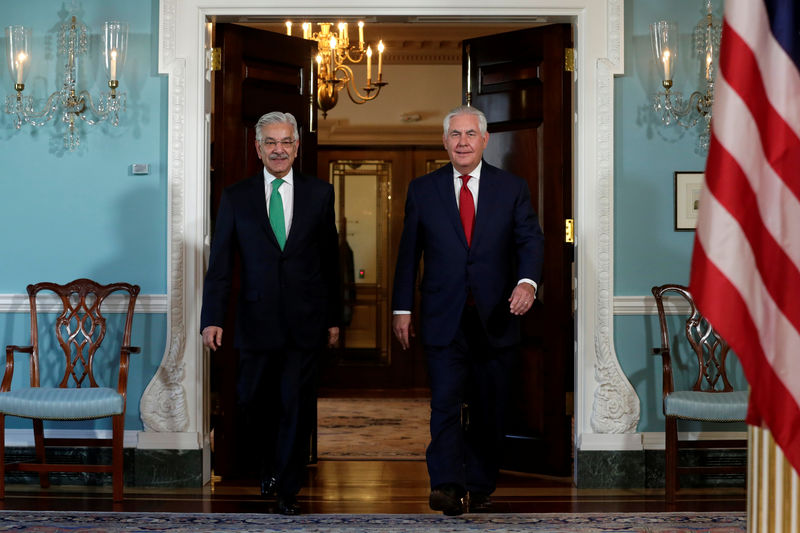 © Reuters. Secretary of State Rex Tillerson meets with Pakistan's Foreign Minister Khawaja Muhammad Asif in Washington