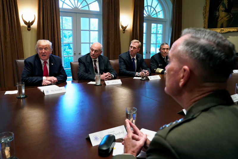 © Reuters. U.S. President Donald Trump (L) participates in a briefing with senior military leaders at the White House in Washington, U.S.,