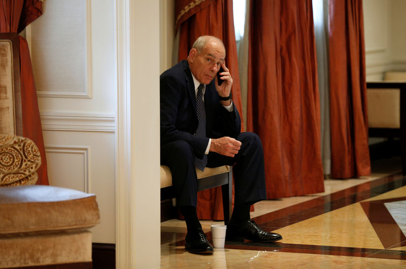 © Reuters. تقرير: تحييد الهاتف الشخصي لكبير موظفي البيت الأبيض