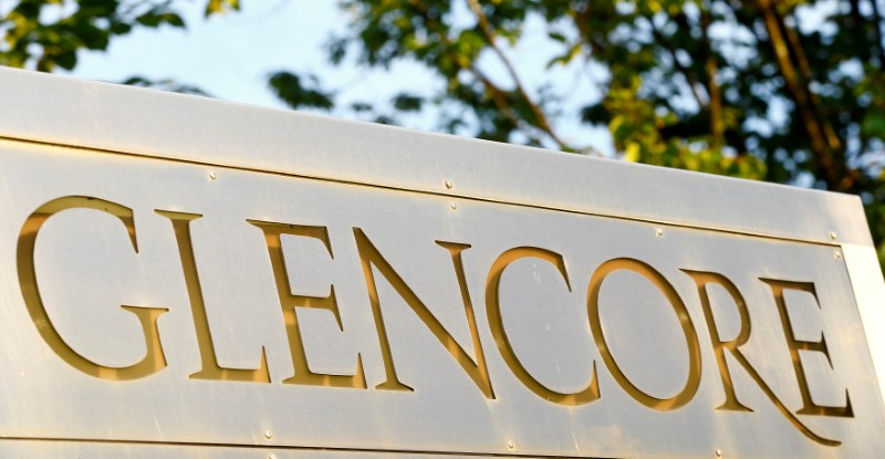© Reuters. FILE PHOTO - The logo commodities trader Glencore is pictured in Baar