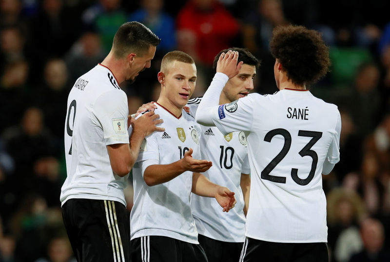 © Reuters. Alemania e Inglaterra se clasifican para el Mundial, Lewandowski hace historia