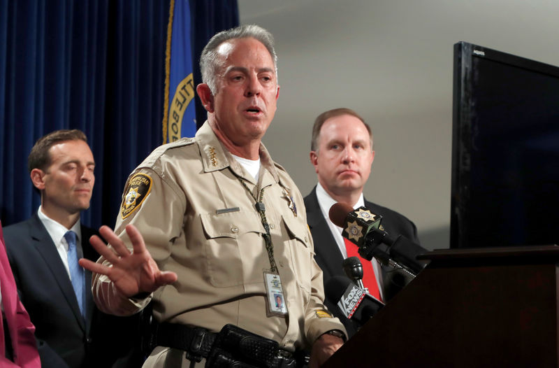 © Reuters. El comisario del condado de Clark, Joseph Lombardo, en una conferencia de prensa en el cuartel de la policía de Las Vegas, EEUU
