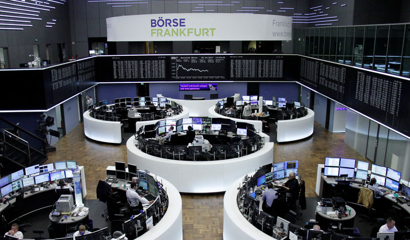 © Reuters. Trader al lavoro alla borsa di Francoforte