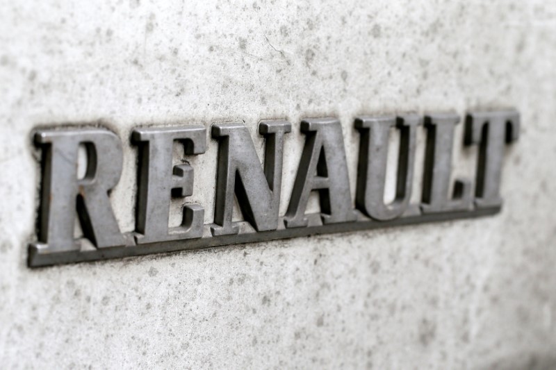 © Reuters. Il logo di Renault su un'auto a Parigi