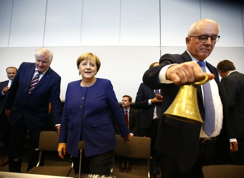 © Reuters. German Chancellor Merkel, leader of the Christian Democratic Union Party (CDU), Seehofer, head of the CSU and Kauder attend their first parliamentary meeting after general election in Berlin