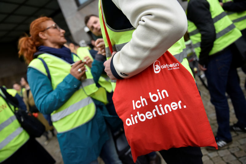 © Reuters. Employees of insolvent German airline Air Berlin protest before an Air Berlin news conference in Berlin