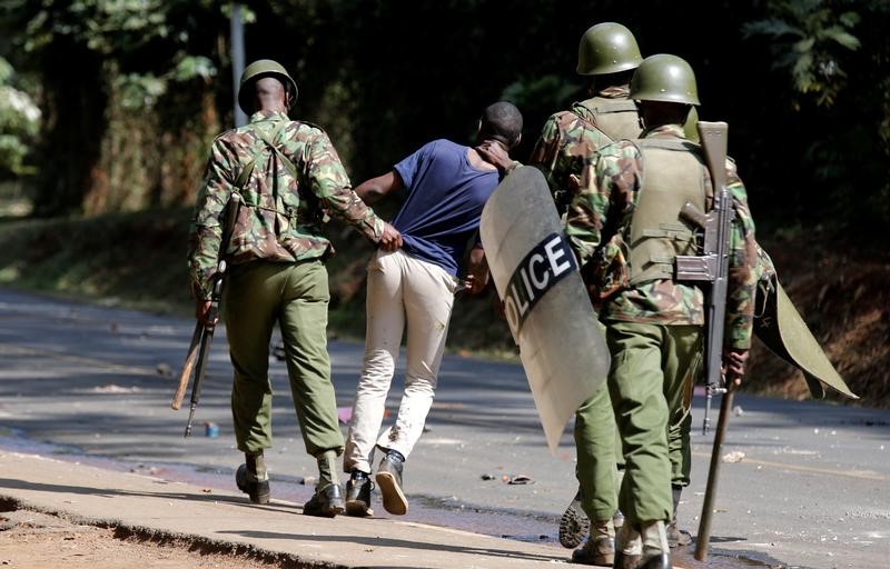 © Reuters. الشرطة الكينية تطلق الغاز المسيل للدموع على محتجين في العاصمة