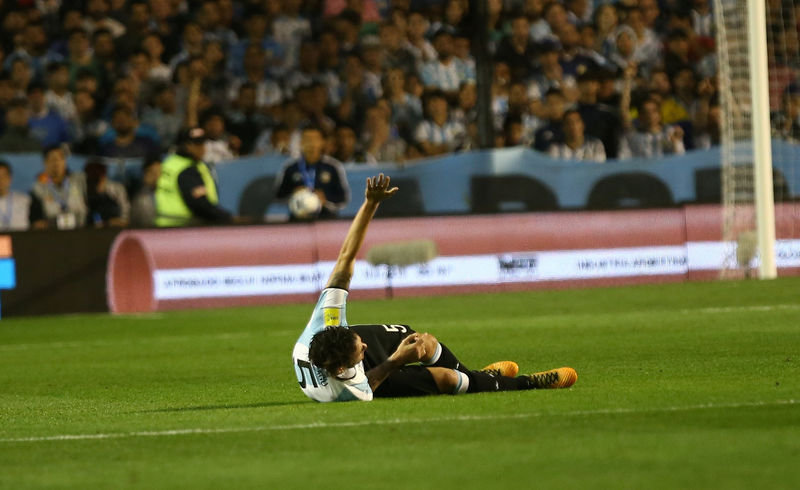 © Reuters. إصابة جاجو تضاعف متاعب الأرجنتين المتعثرة في تصفيات كأس العالم
