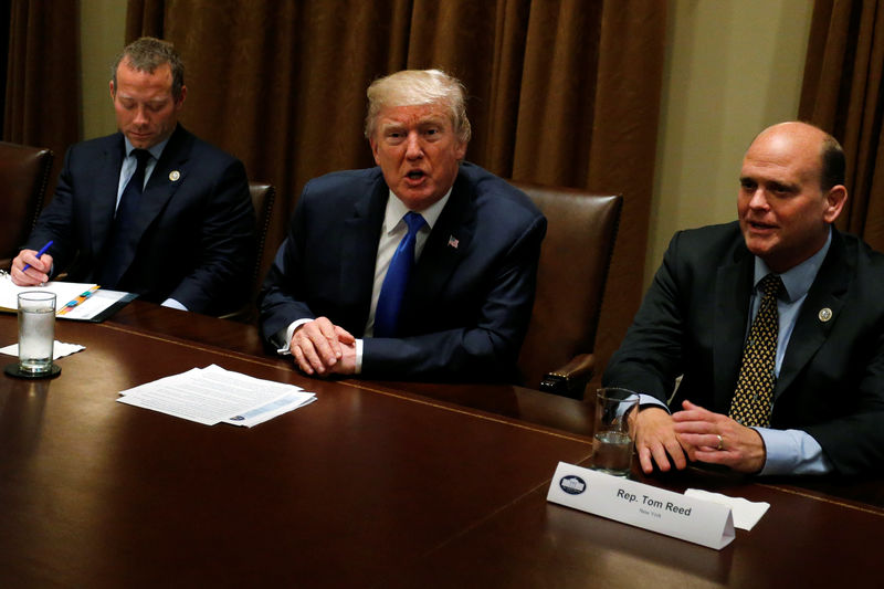 © Reuters. Trump meets with a bipartisan group of members of Congress at the White House in Washington