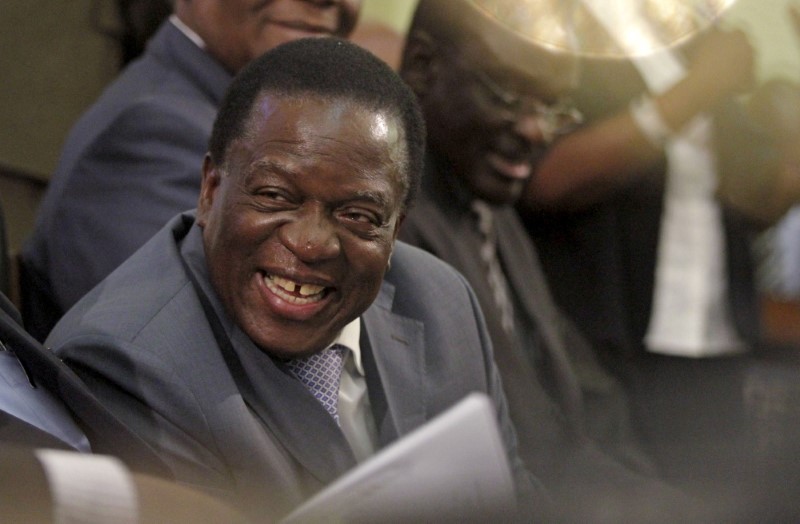 © Reuters. نائب رئيس زيمبابوي يقول إنه تلقى علاجا في جنوب أفريقيا بعد تسميمه