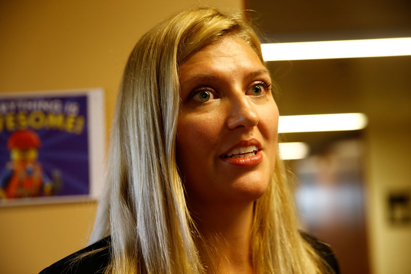 © Reuters. Diretora-executiva da Campanha Internacional para a Abolição de Armas Nucleares  (Ican), Beatrice Fihn, reage após receber prêmio Nobel da Paz, em Genebra, na Suíça