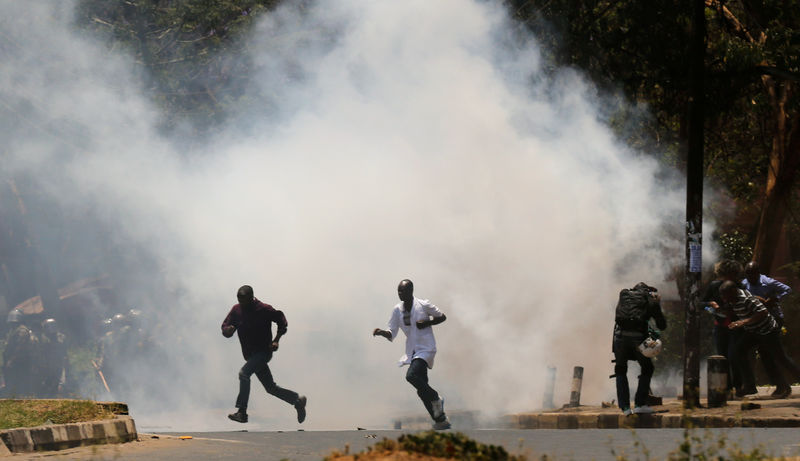 © Reuters. Manifestantes de oposição fogem enquanto polícia do Quênia lança gás lacrimogêneo, durante protesto, em Nairóbi