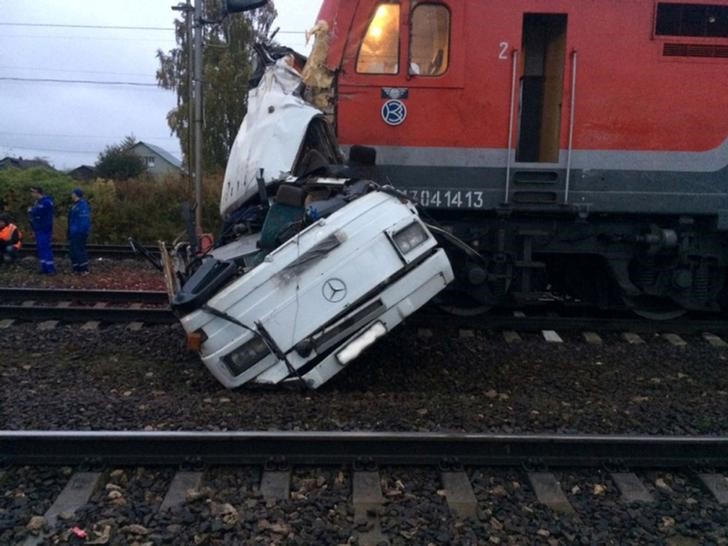 © Reuters. Destroços de ônibus são vistos após colisão com trem na cidade de Pokrov, na Rússia